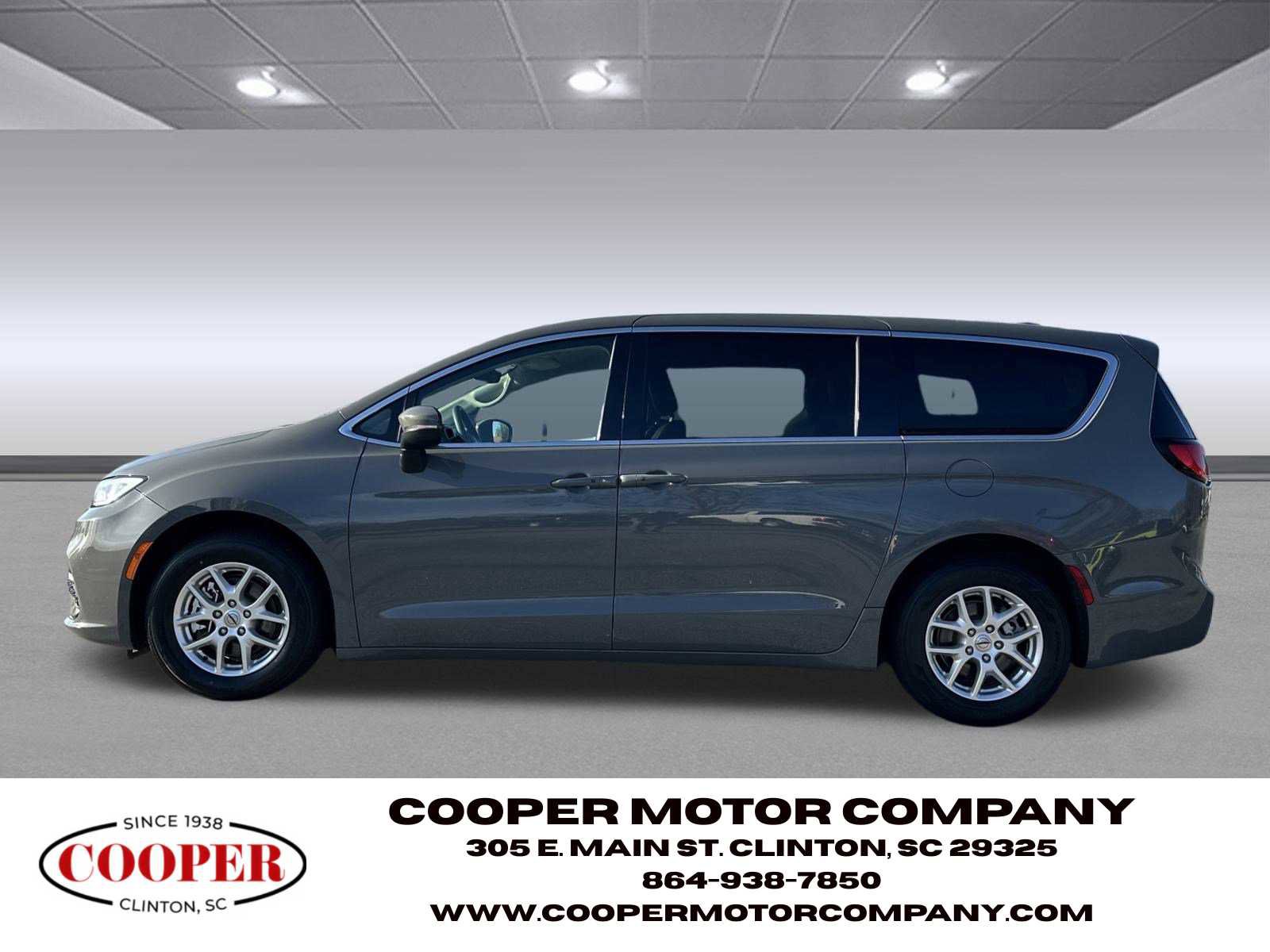 Used 2023 Chrysler Pacifica Touring-L image 4