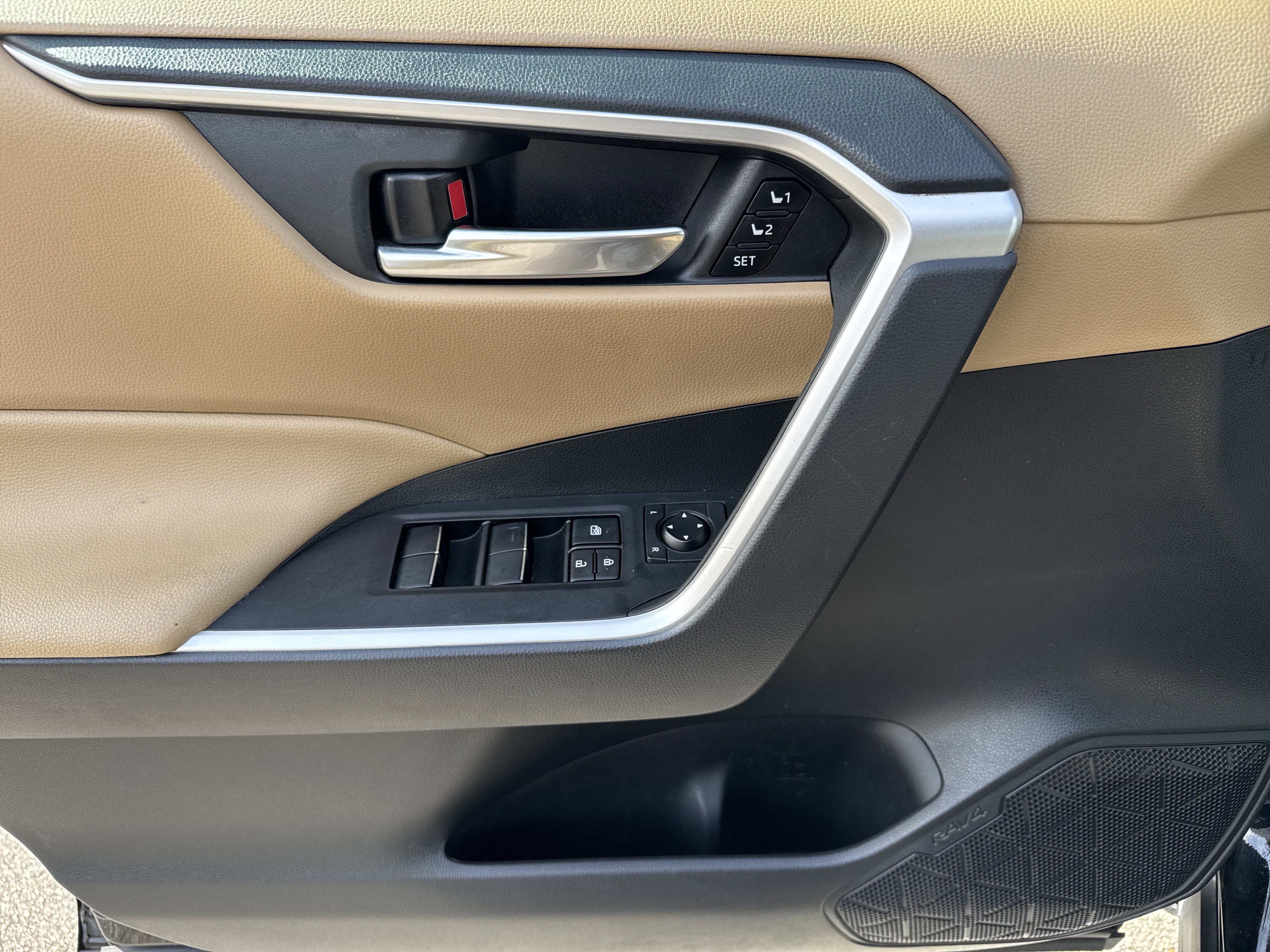 Used 2021 Toyota RAV4 XLE Premium image 14