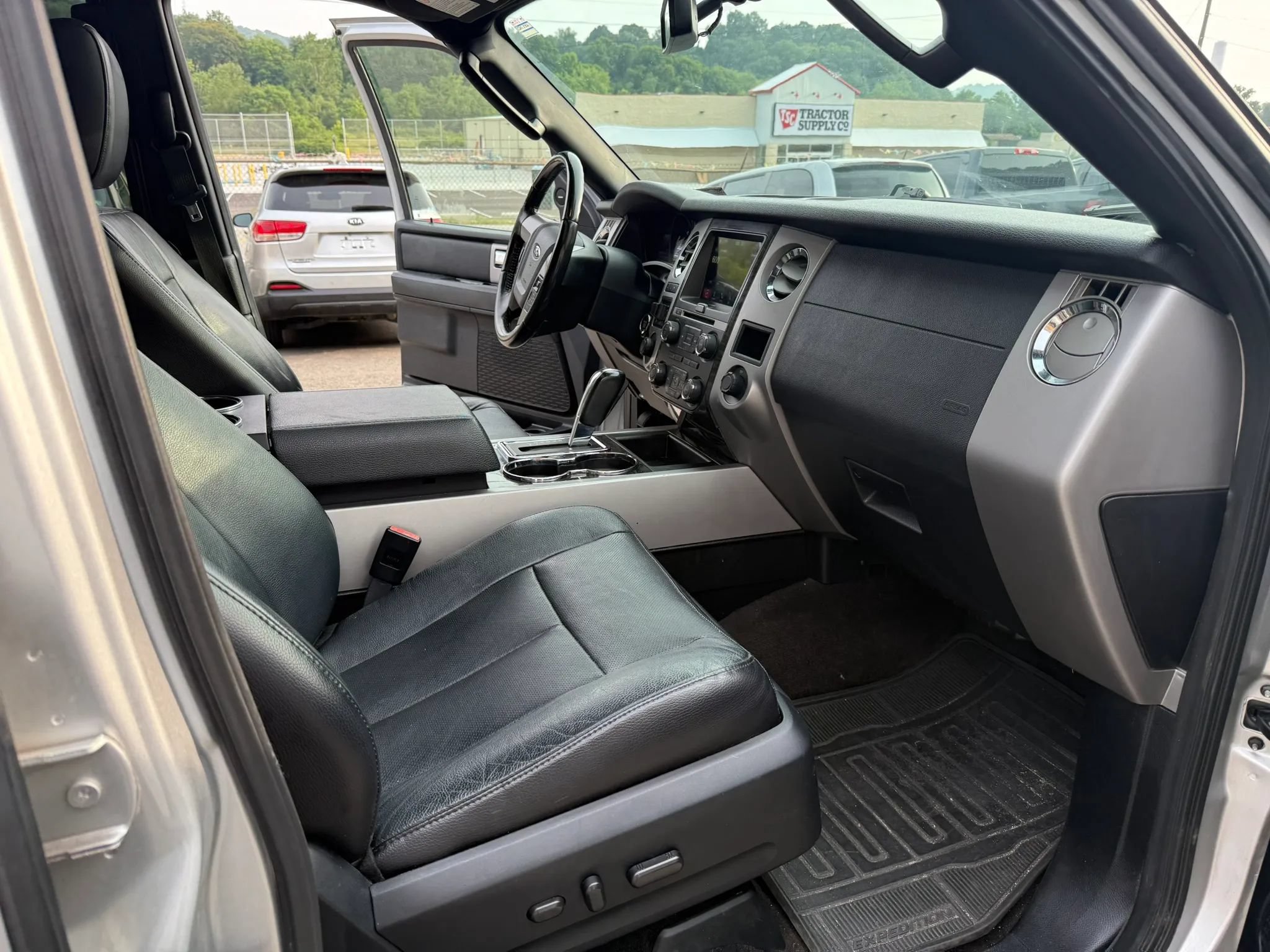 Used 2017 Ford Expedition Limited w/ Equipment Group 301A AWD/4WD image 18