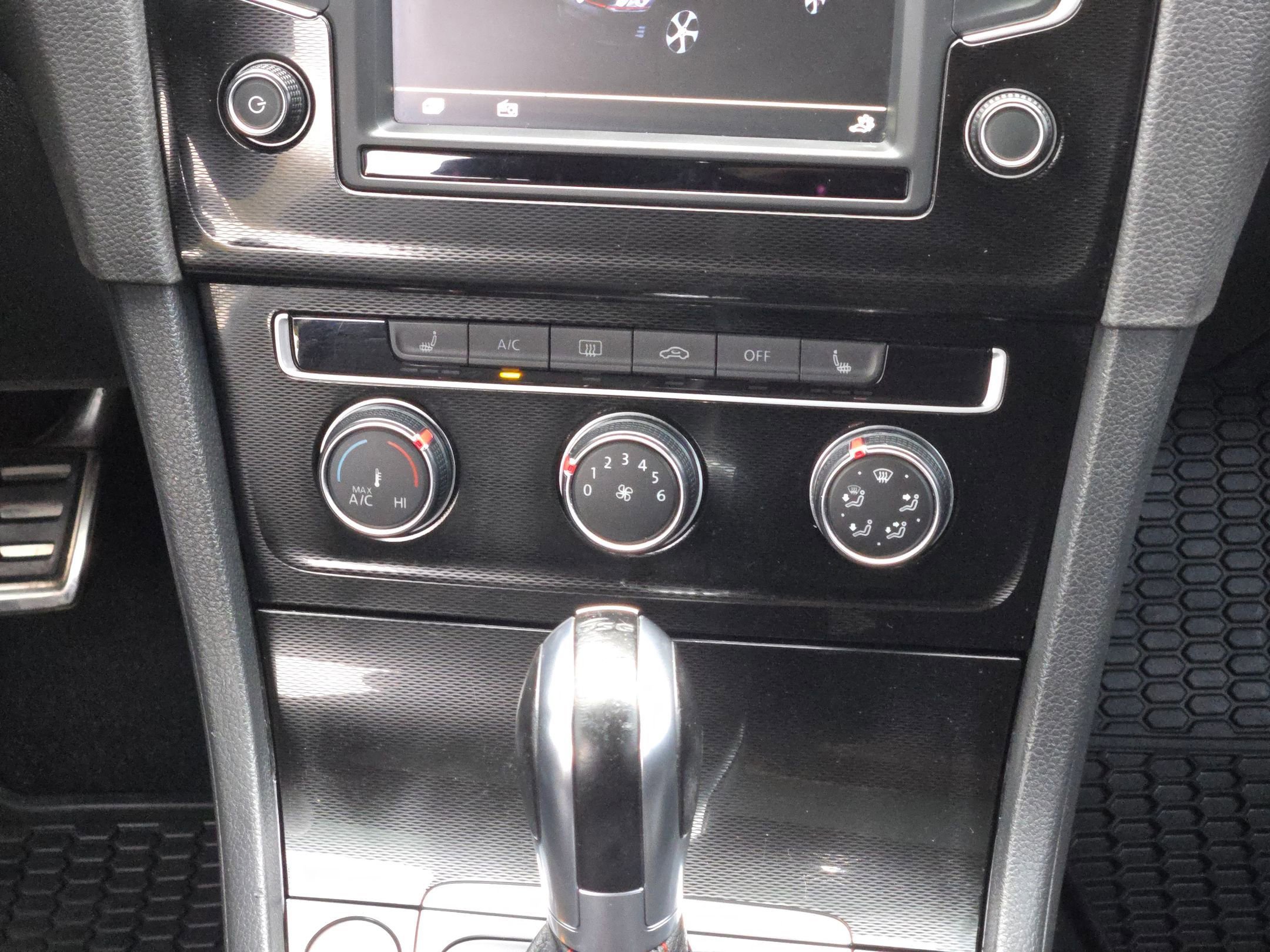 Used 2017 Volkswagen GTI SE image 18