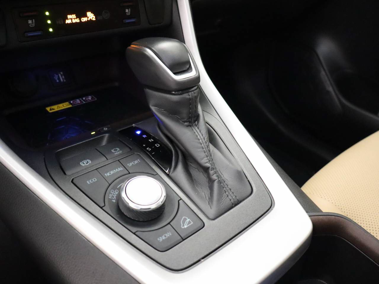 Used 2025 Toyota RAV4 Limited w/ Advanced Technology Package AWD/4WD image 9