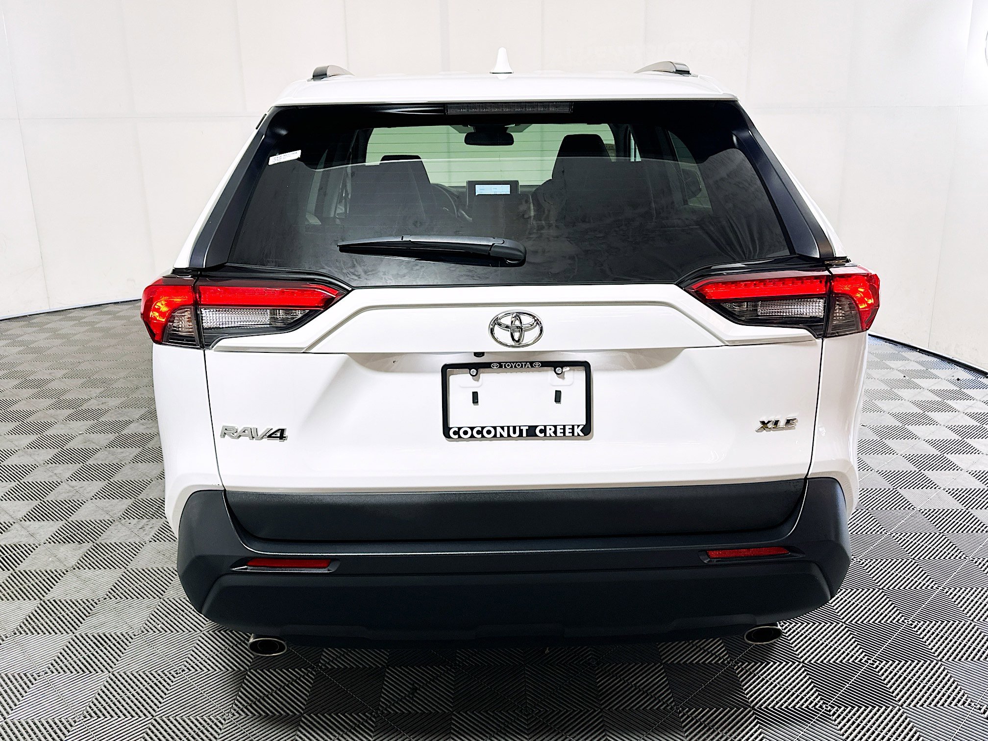 Used 2024 Toyota RAV4 XLE w/ Convenience Package FWD image 4
