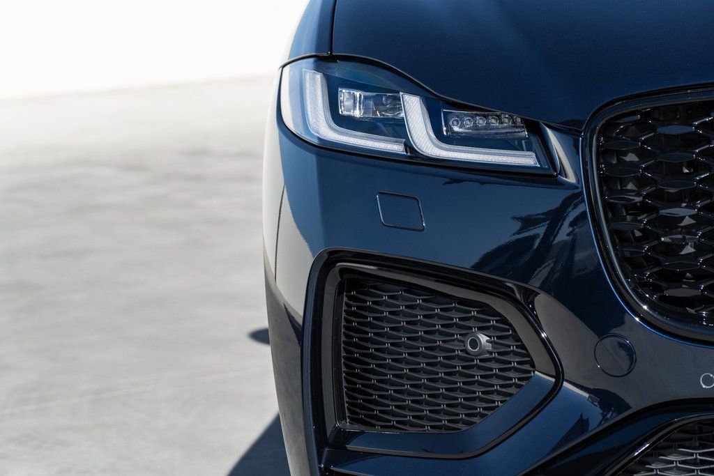 Used 2025 Jaguar F-PACE R-Dynamic S AWD/4WD image 9