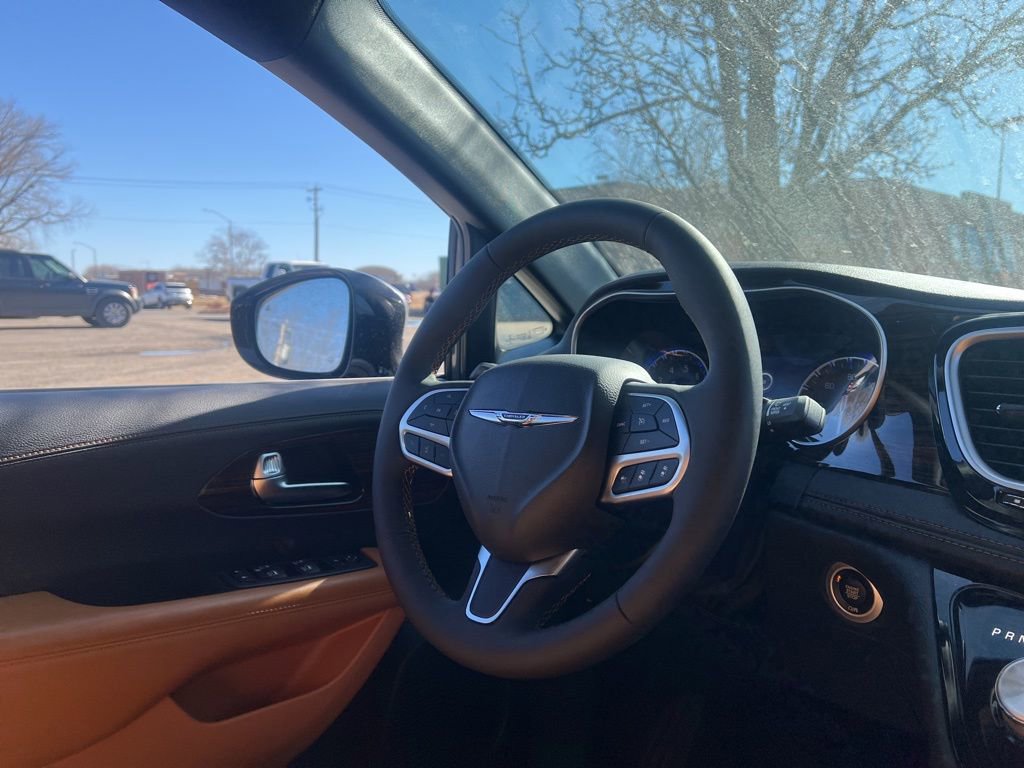 Used 2023 Chrysler Pacifica Pinnacle w/ Trailer Tow Group image 12