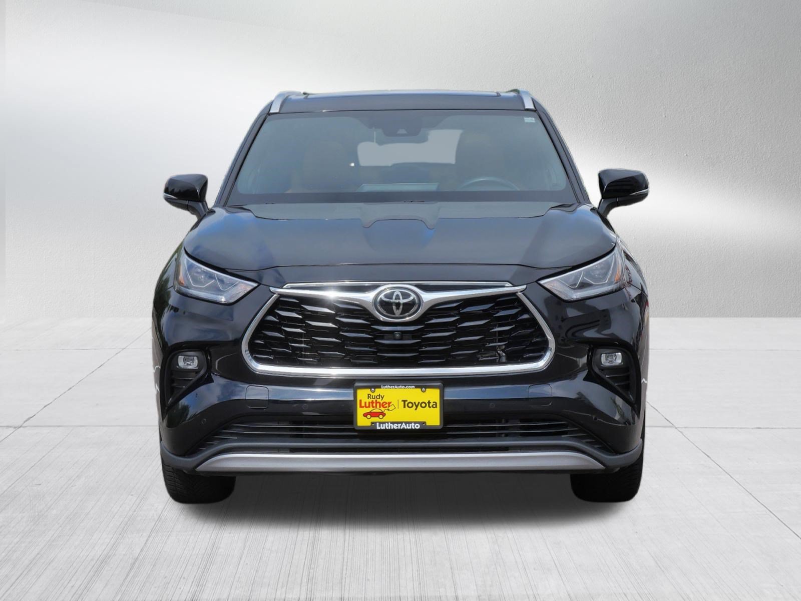 Used 2022 Toyota Highlander Platinum AWD/4WD image 2