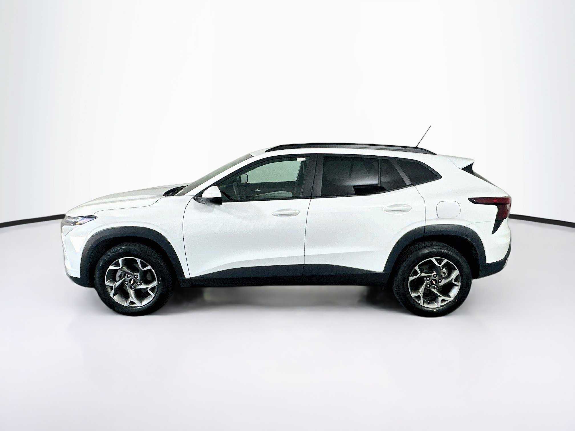 Used 2025 Chevrolet Trax LT FWD image 4