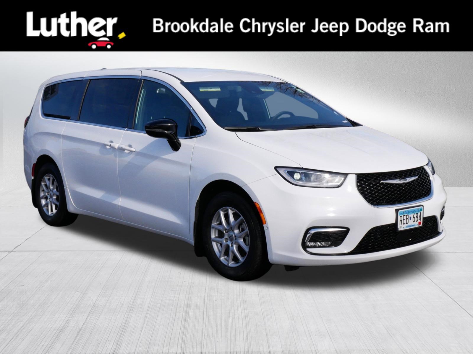 Used 2025 Chrysler Pacifica Select w/ Uconnect Theater Family Group