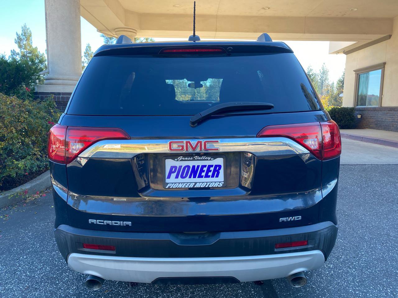 Used 2017 GMC Acadia SLE AWD/4WD image 4