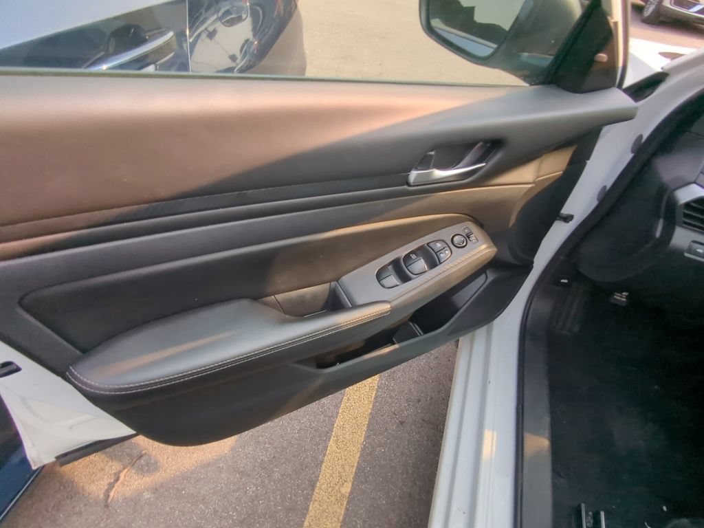 Used 2024 Nissan Altima 2.5 SV FWD image 8
