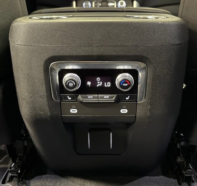 Used 2023 GMC Yukon SLT w/ SLT Premium Package AWD/4WD image 22