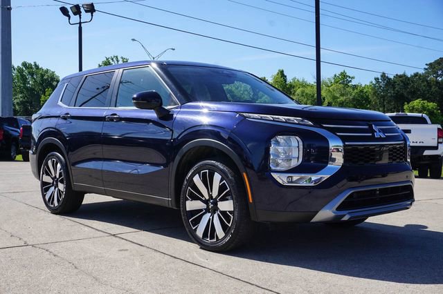 Used 2025 Mitsubishi Outlander SE image 2