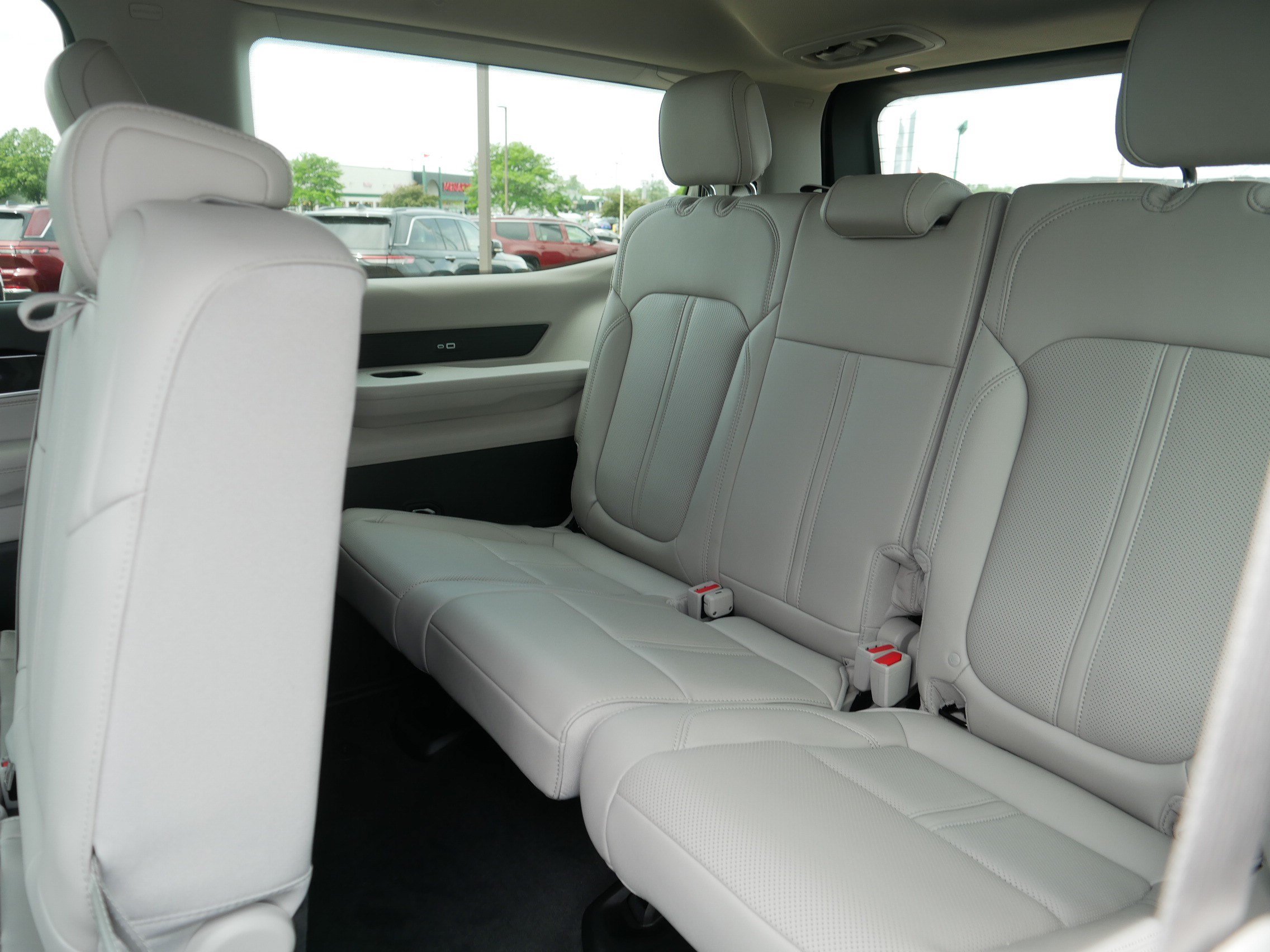 Certified 2024 Jeep Wagoneer 4WD w/ Convenience Group I image 36