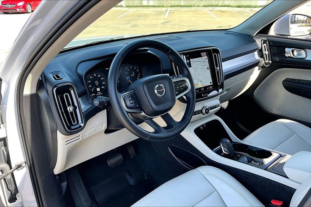 Used 2021 Volvo XC40 T5 Momentum w/ Premium Package image 15