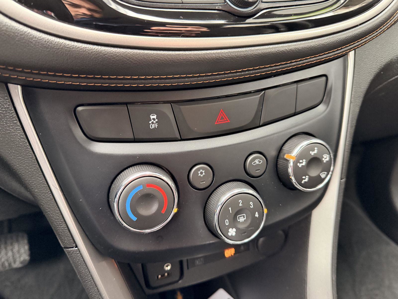 Used 2020 Chevrolet Trax LT w/ LT Convenience Package image 19