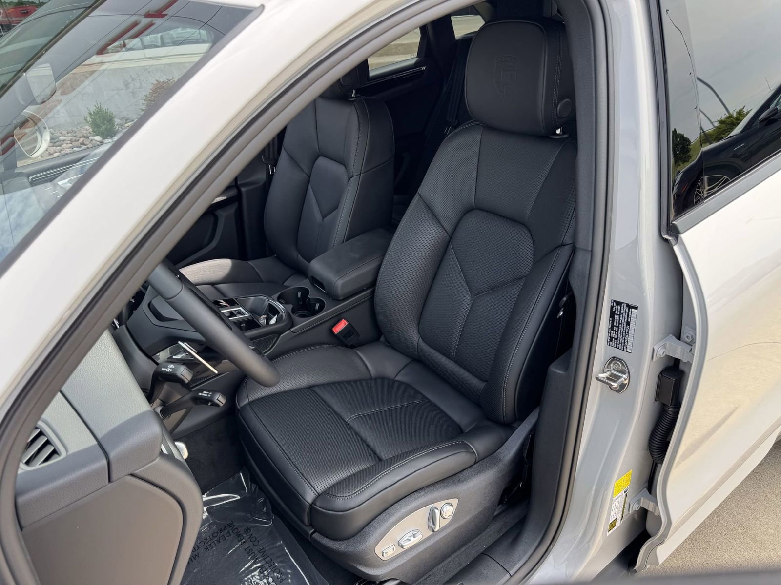 Certified 2025 Porsche Macan AWD/4WD image 5