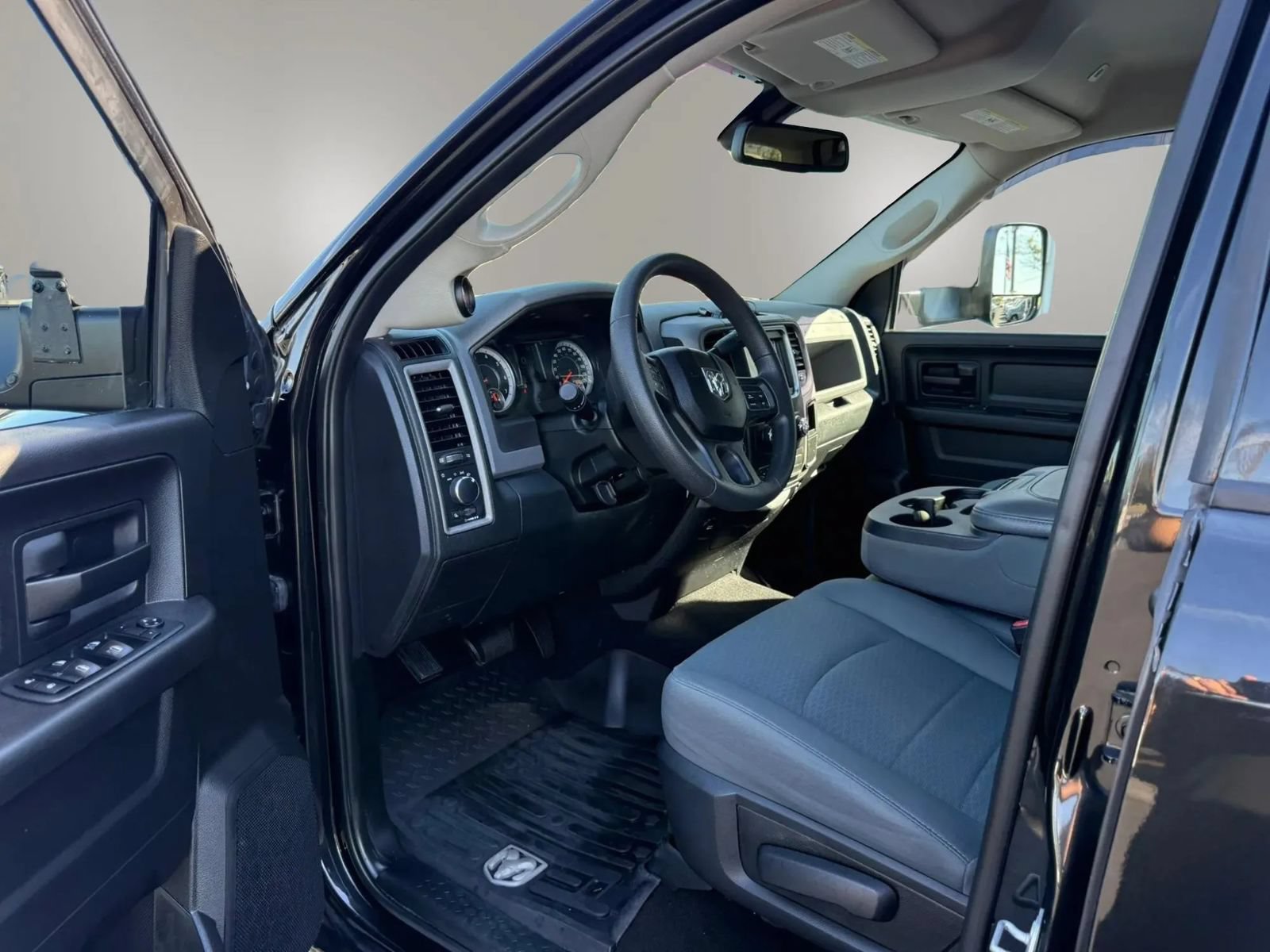 Used 2018 RAM 3500 Tradesman w/ Chrome Appearance Group AWD/4WD image 16