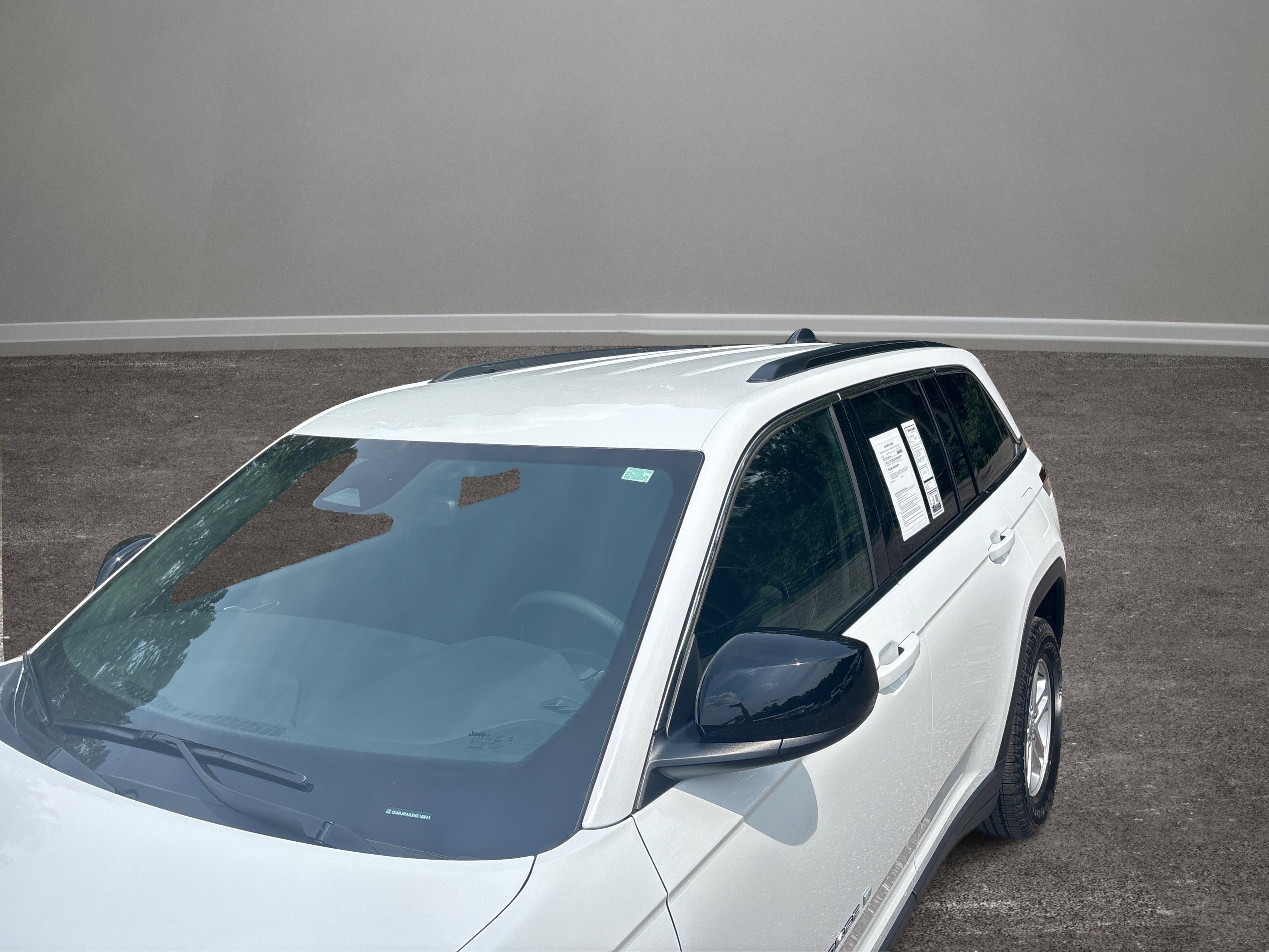 Used 2024 Jeep Grand Cherokee Laredo image 14