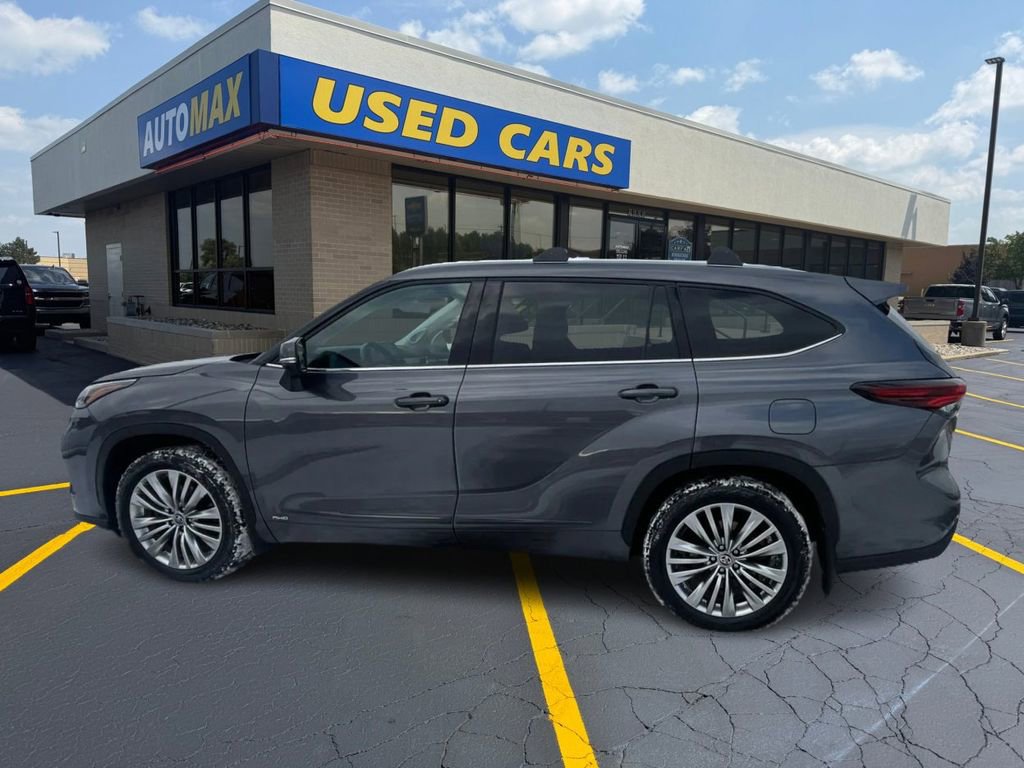 Used 2024 Toyota Highlander Platinum image 7