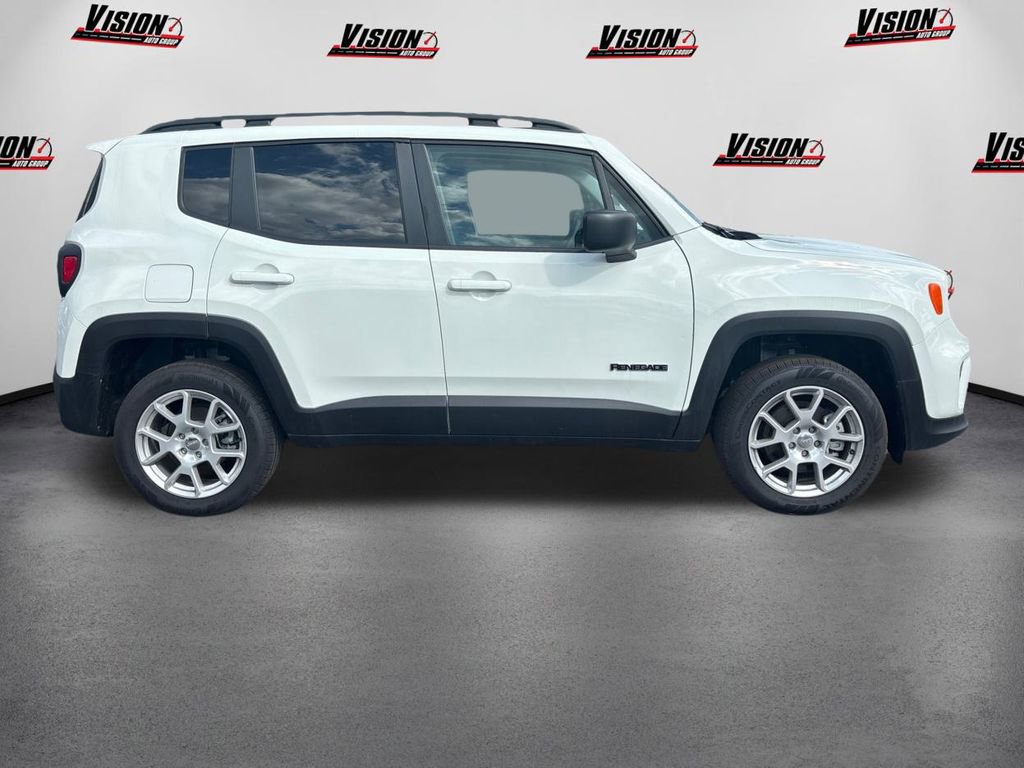 Used 2023 Jeep Renegade Latitude w/ Sun/Sound Group AWD/4WD image 4