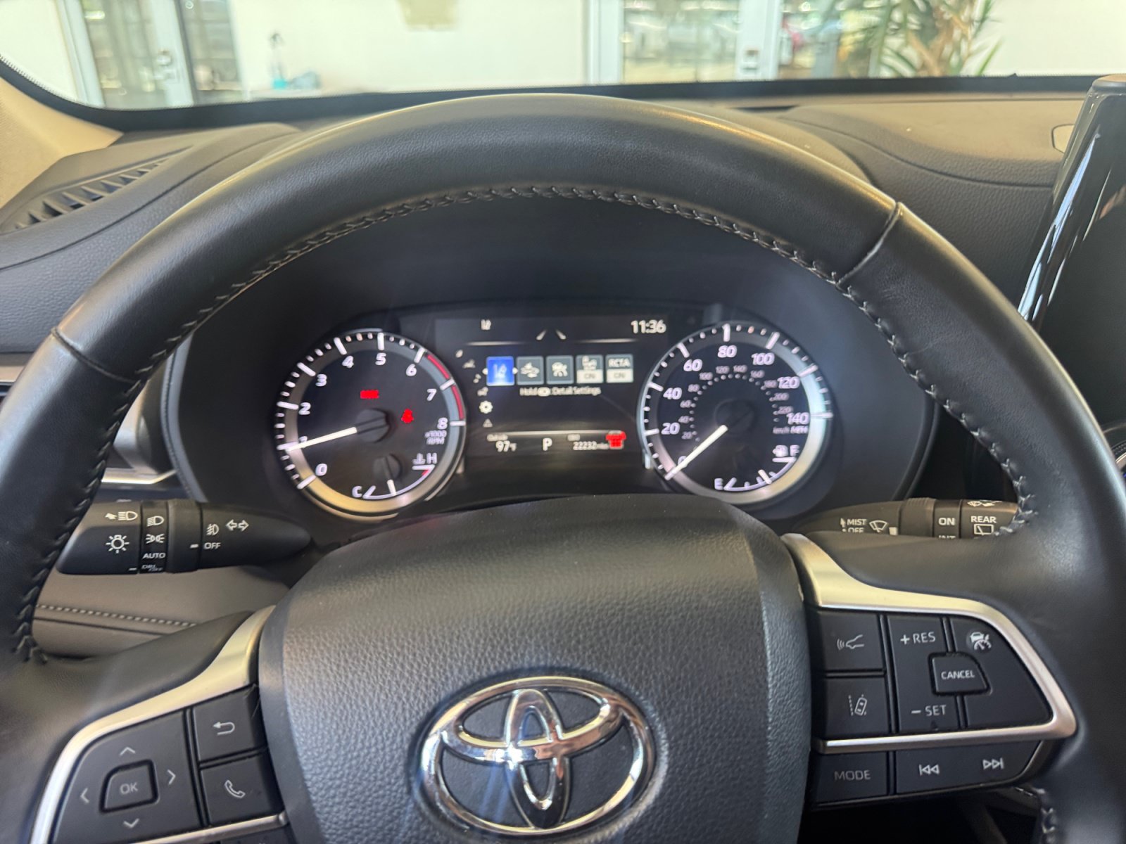 Used 2025 Toyota Highlander LE FWD image 10