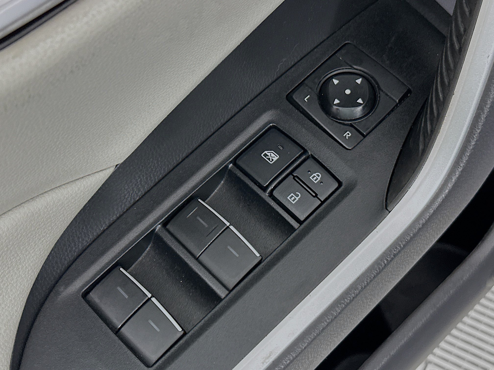 Used 2022 Toyota RAV4 XLE Premium FWD image 11