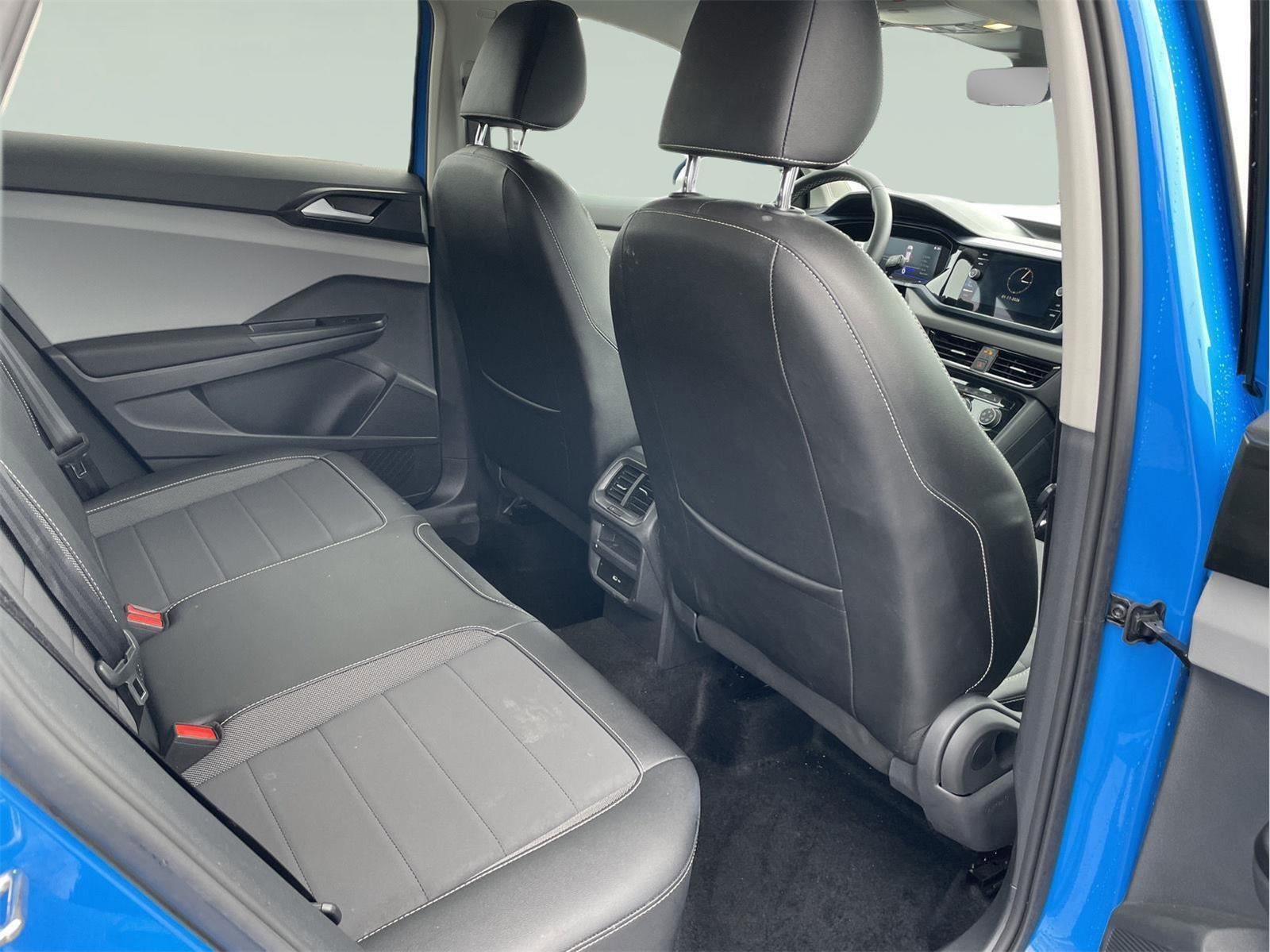 Used 2023 Volkswagen Taos SE w/ Black Wheel Package image 17