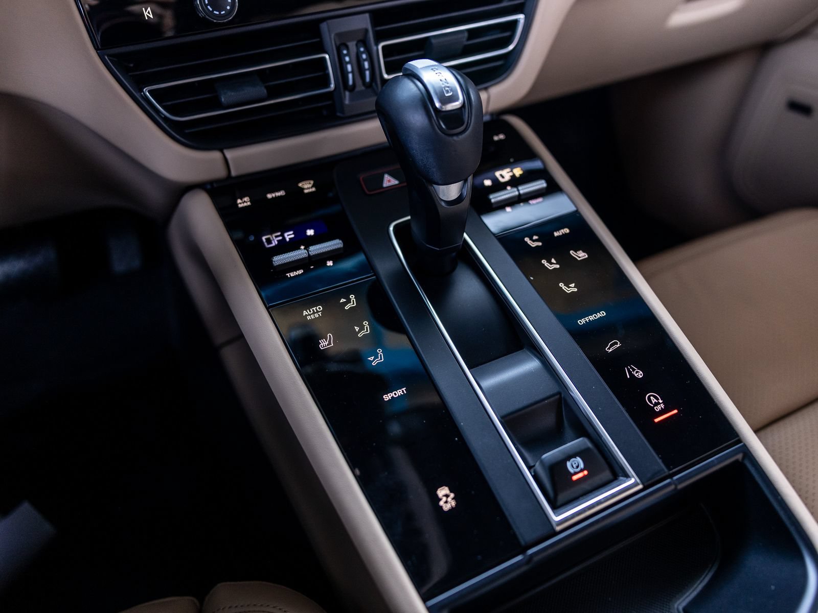 Certified 2024 Porsche Macan AWD/4WD image 57