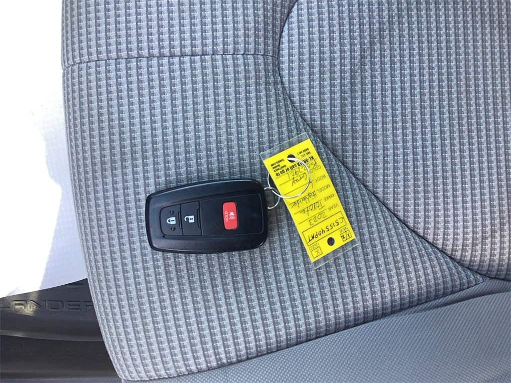 Used 2023 Toyota Highlander L image 30