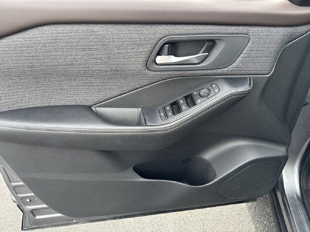 Used 2021 Nissan Rogue SV AWD/4WD image 12