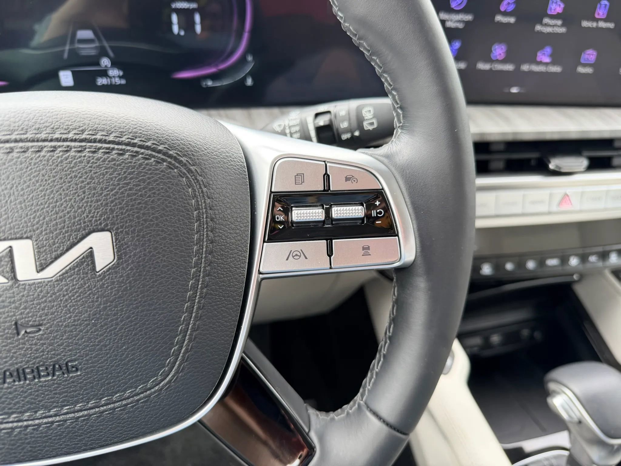 Used 2024 Kia Telluride EX w/ EX Captain's Chair Package image 16