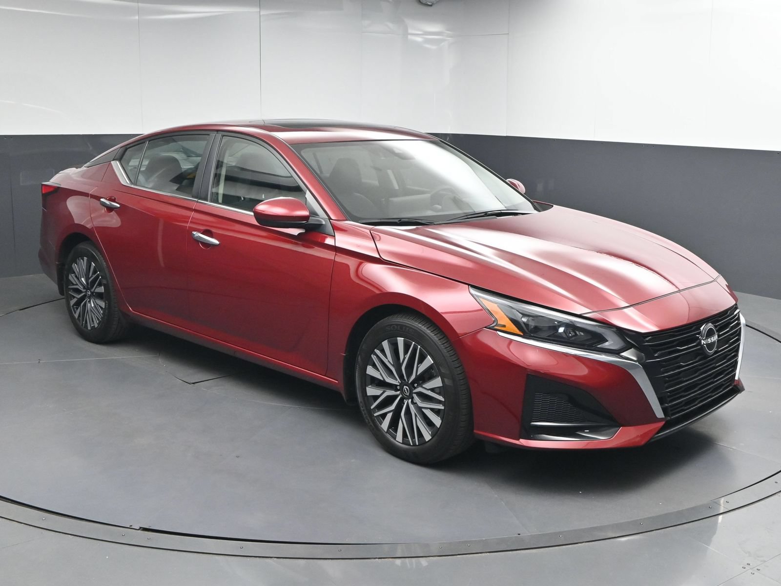 Used 2024 Nissan Altima 2.5 SV w/ SV Premium Package FWD image 1