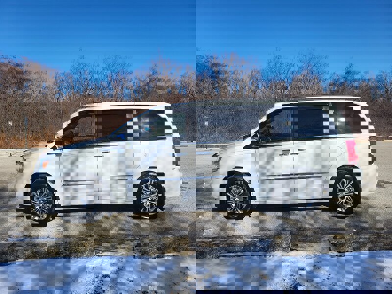 Used 2016 Chrysler Town & Country Touring-L image 3