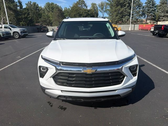 Used 2024 Chevrolet TrailBlazer LT w/ LPO, Blackout Package FWD image 3