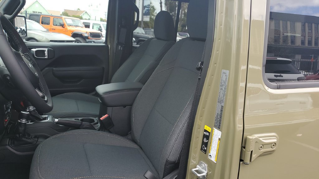 Used 2025 Jeep Gladiator Sport AWD/4WD image 17