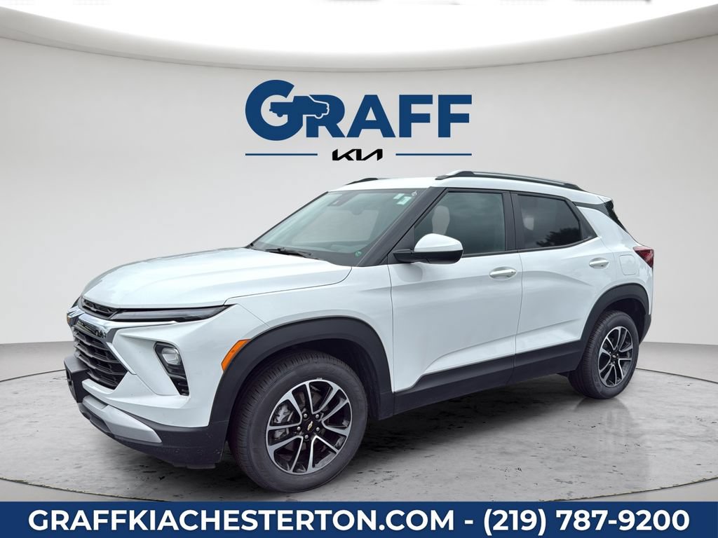 Used 2025 Chevrolet TrailBlazer LT AWD/4WD image 2