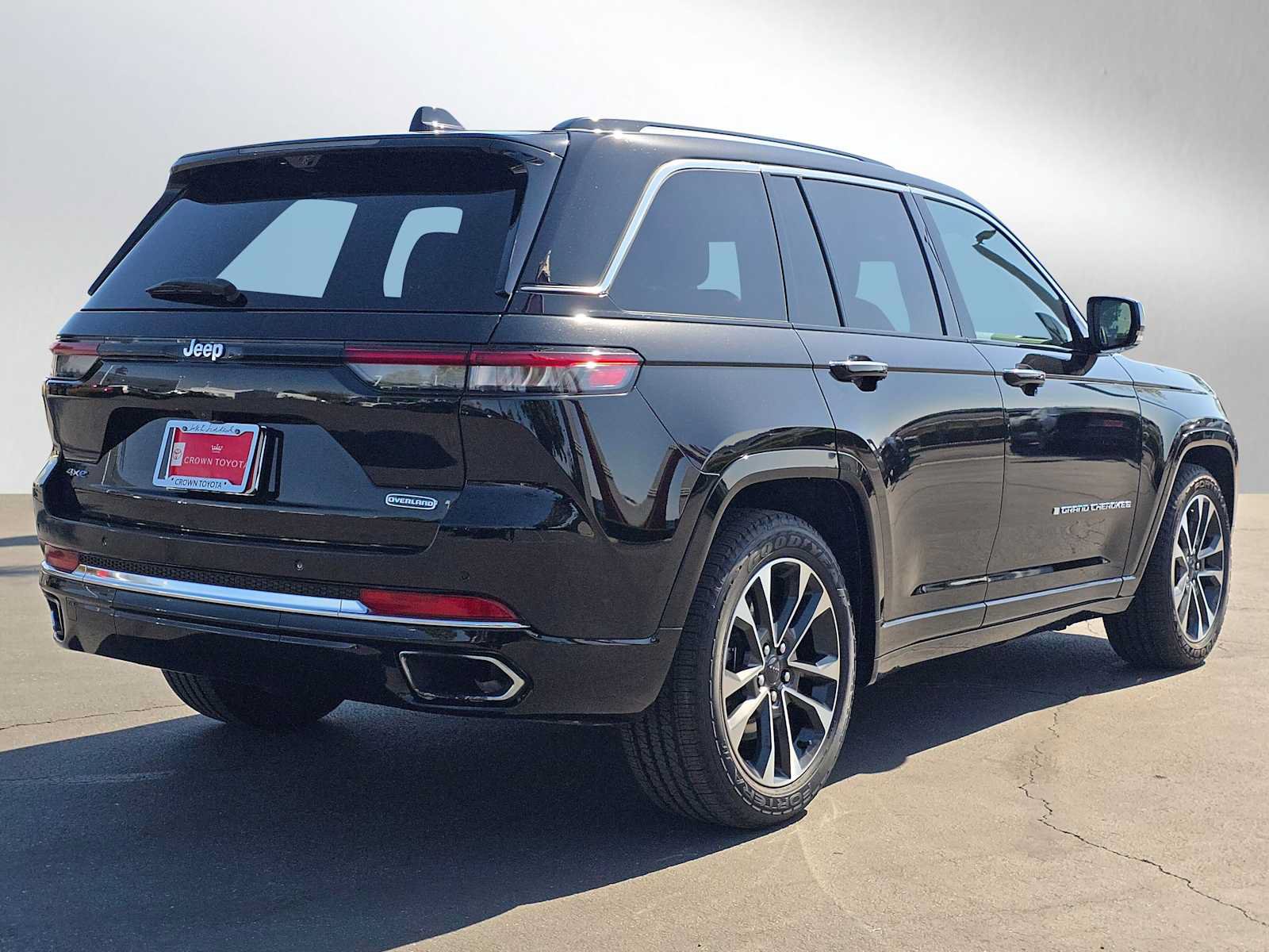 Used 2022 Jeep Grand Cherokee Overland w/ Luxury Tech Group IV AWD/4WD image 3