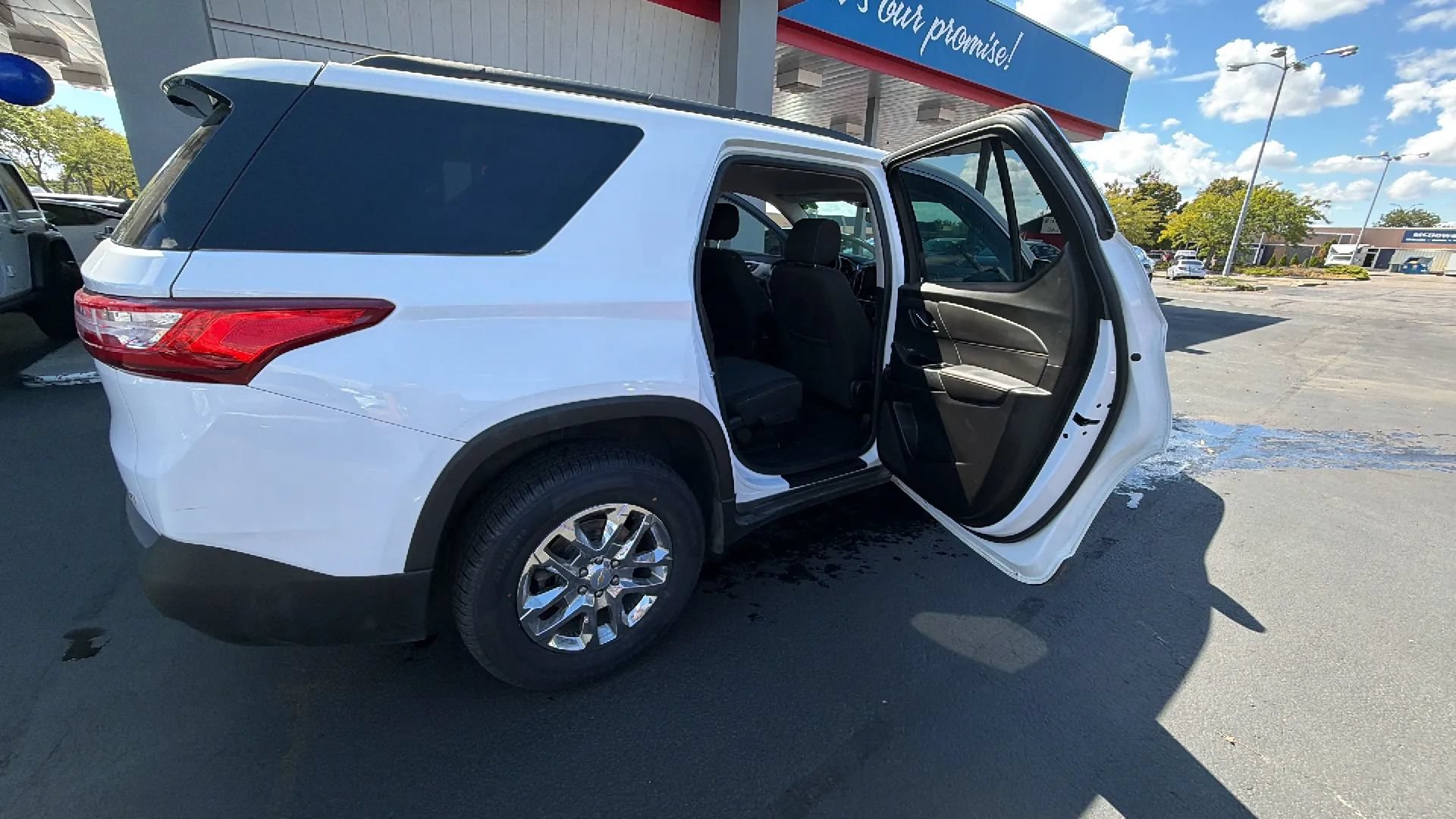 Used 2019 Chevrolet Traverse LT w/ LPO, Floor Liner Package AWD/4WD image 17