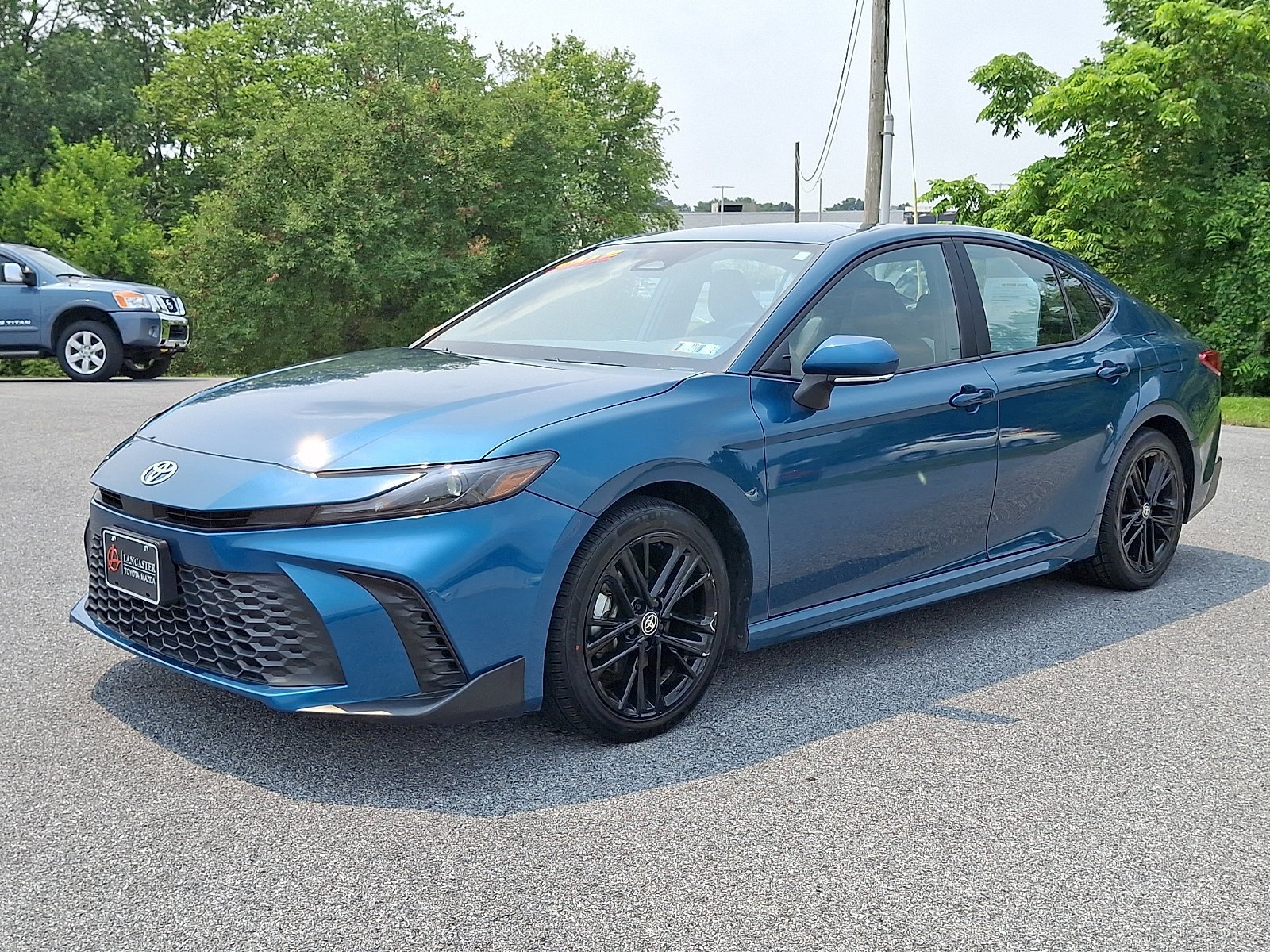 Used 2025 Toyota Camry SE FWD image 3