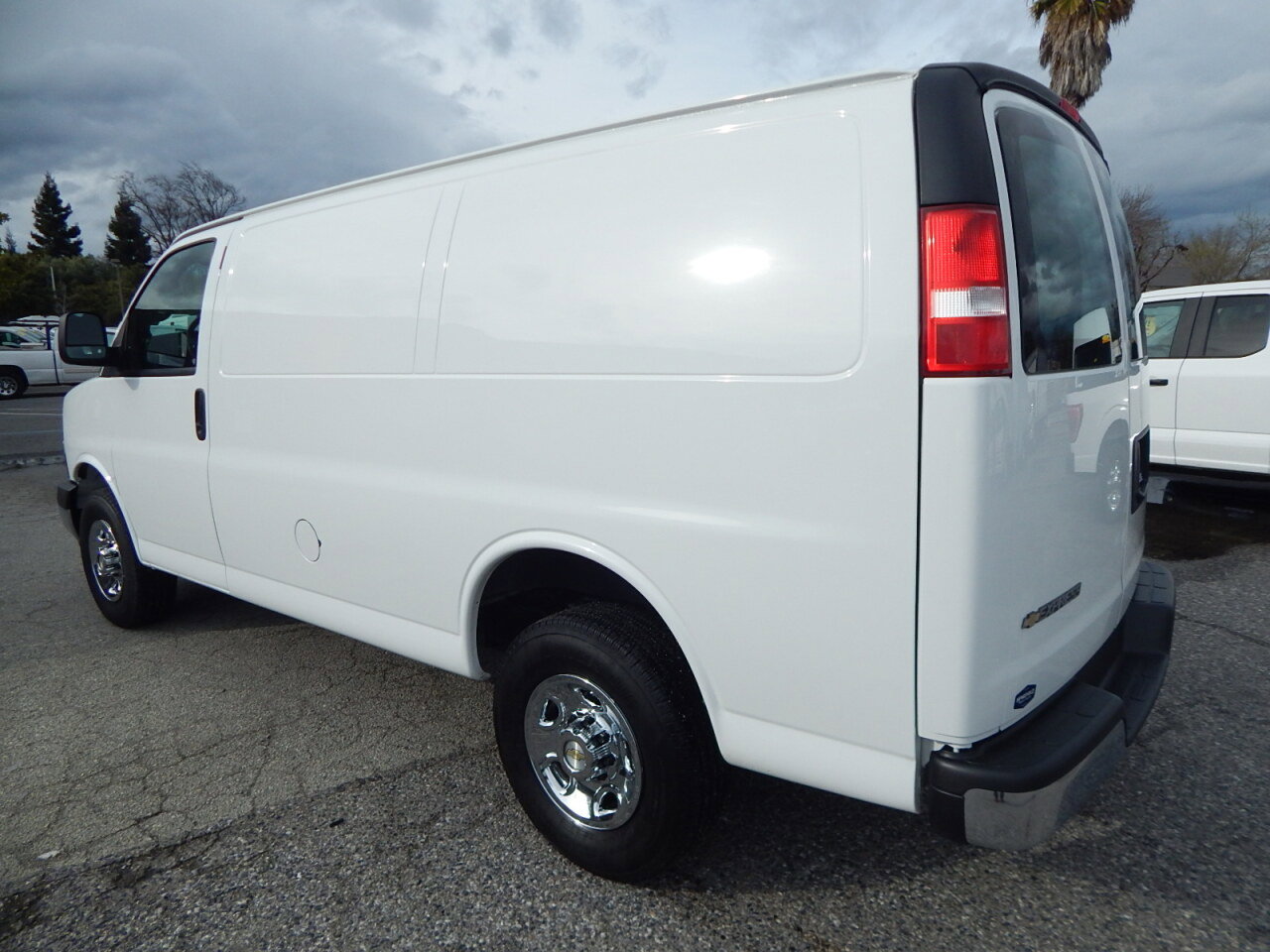 Used 2024 Chevrolet Express 2500 w/ Driver Convenience Package image 6