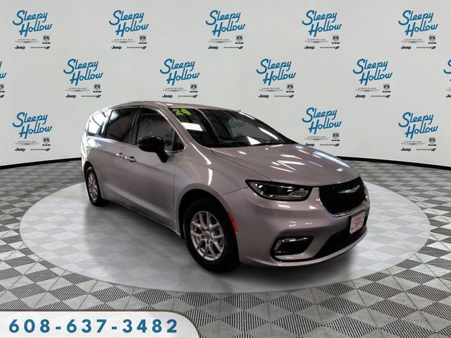 Used 2024 Chrysler Pacifica Touring-L image 3