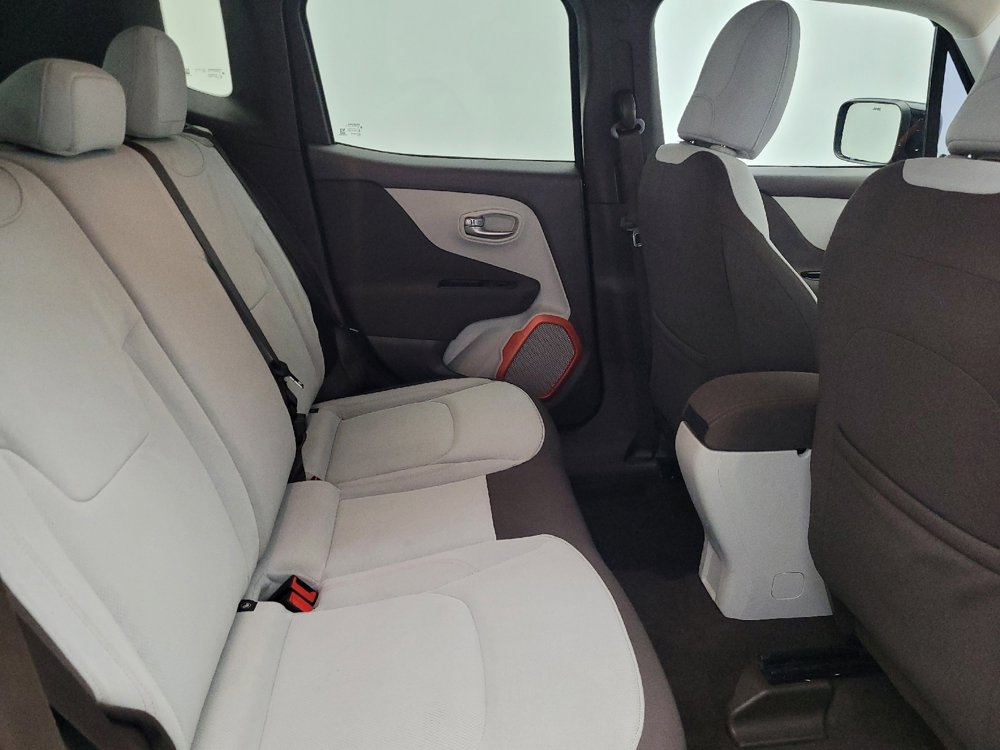 Used 2015 Jeep Renegade Latitude FWD image 19
