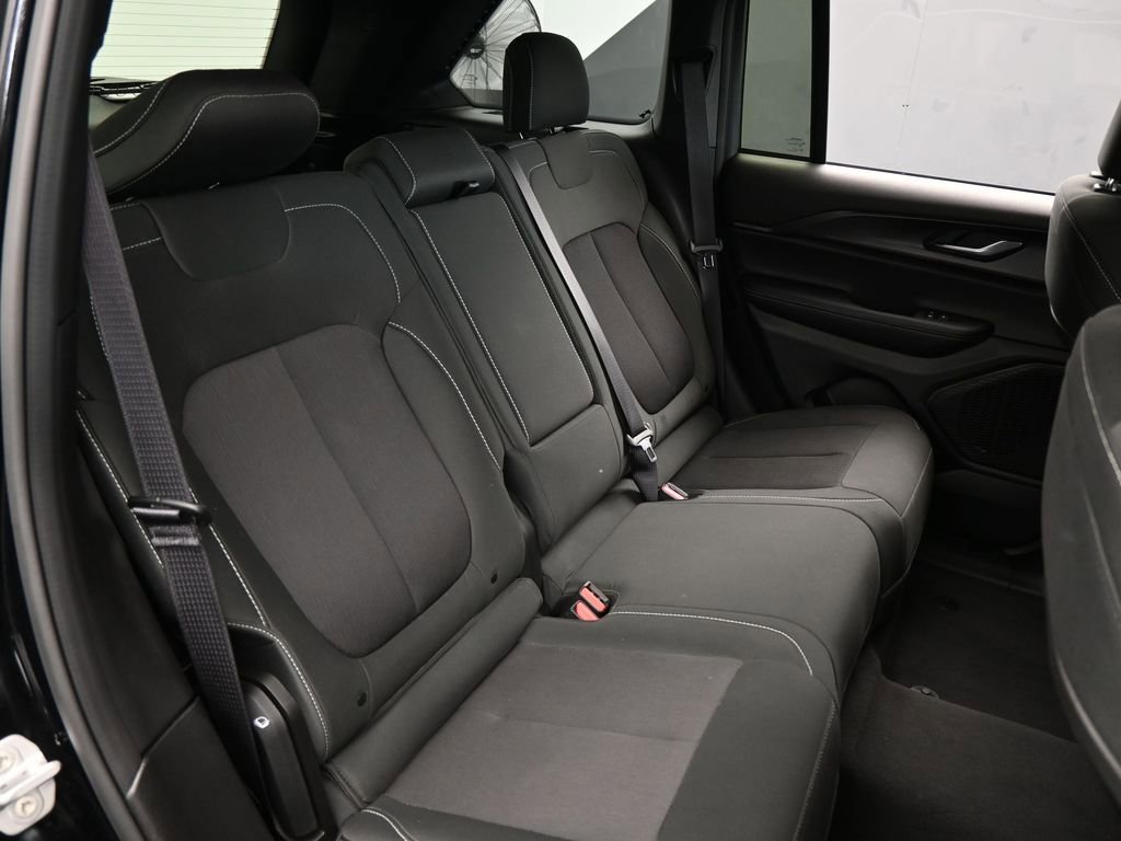 Used 2025 Jeep Grand Cherokee Laredo image 44