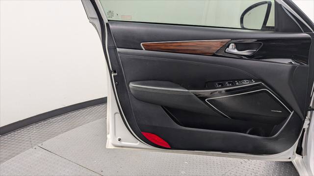 Used 2017 Kia Cadenza Premium w/ Luxury Package image 12