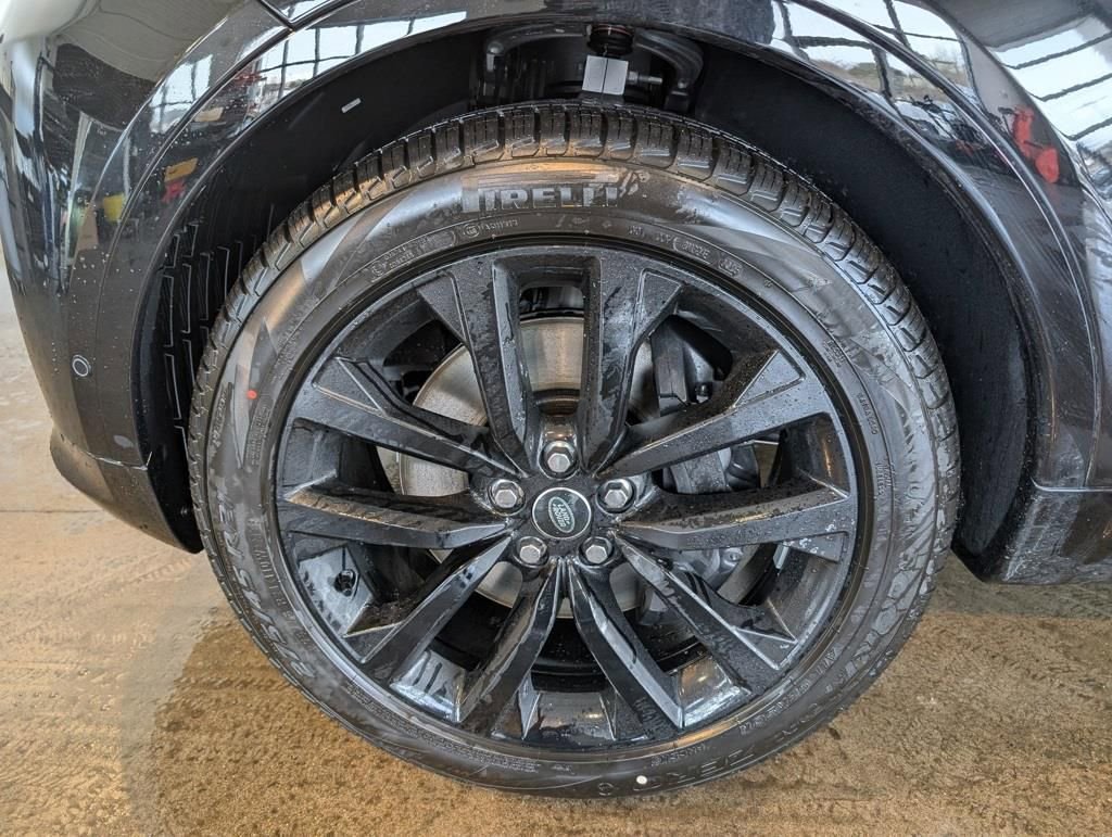 New 2026 Land Rover Discovery Limited Edition image 7