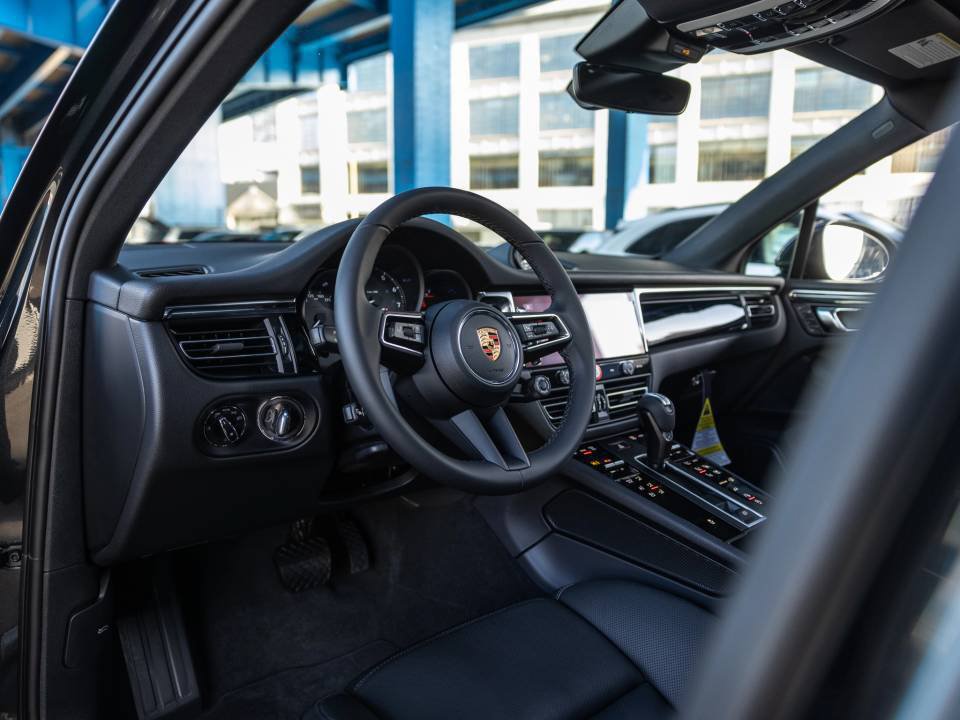 Certified 2026 Porsche Macan AWD/4WD image 4
