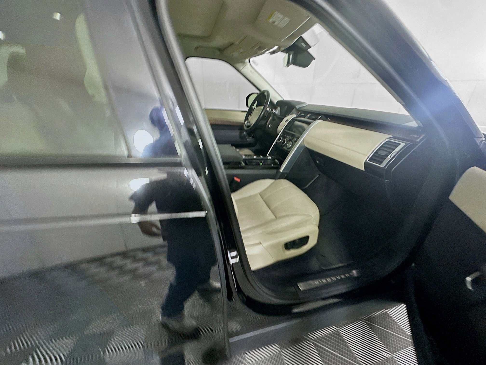 Used 2019 Land Rover Discovery HSE AWD/4WD image 34