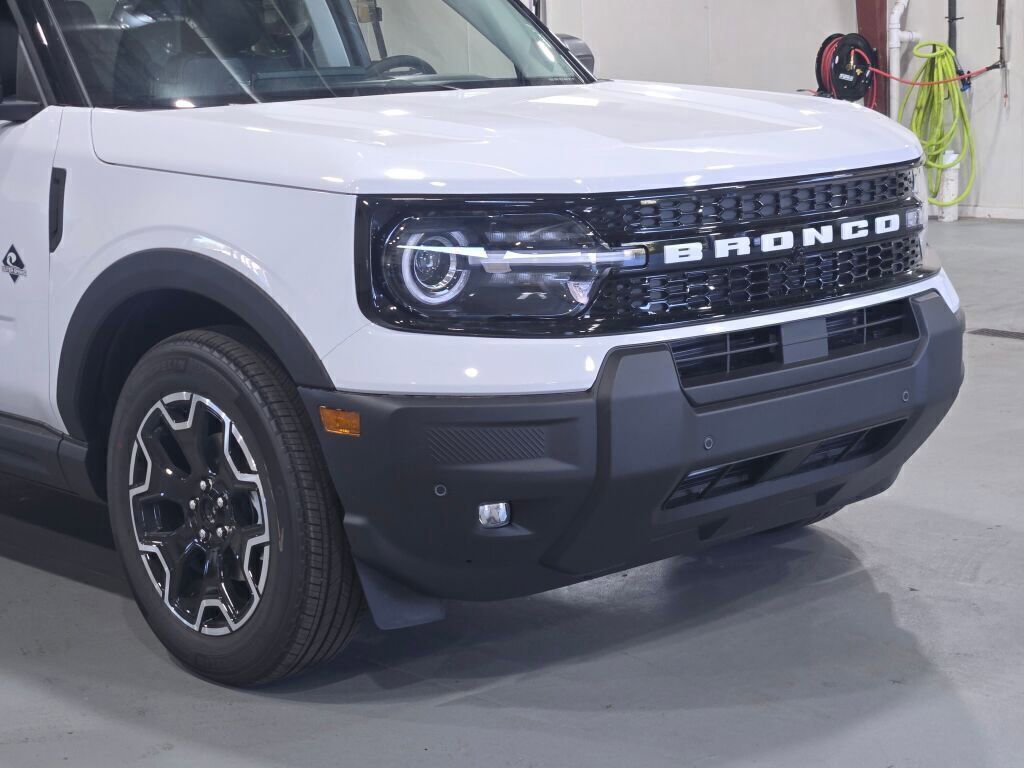 New 2025 Ford Bronco Sport Outer Banks w/ Outer Banks Tech Package+ AWD/4WD image 2