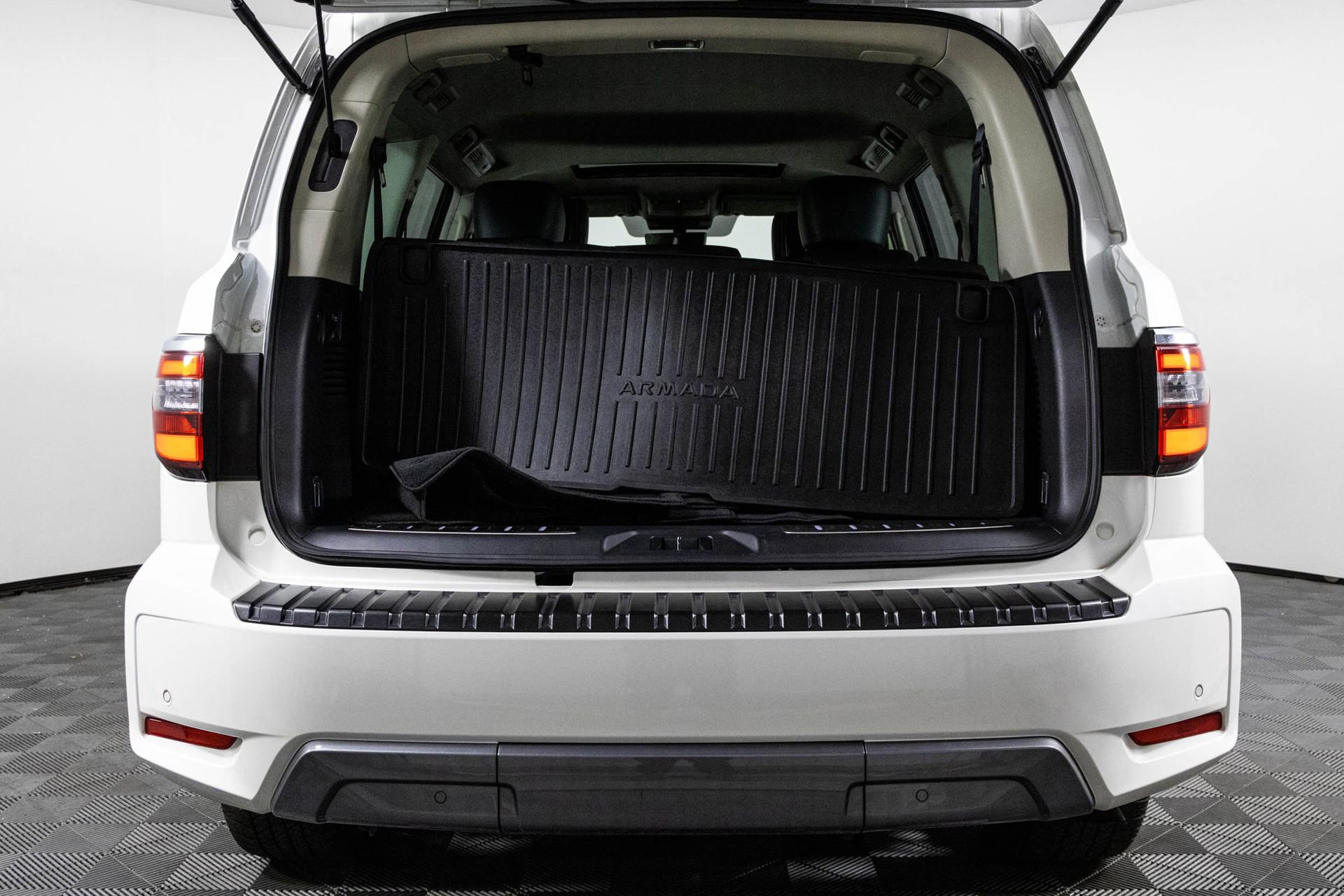 Used 2023 Nissan Armada Platinum w/ Captain's Chairs Package image 39