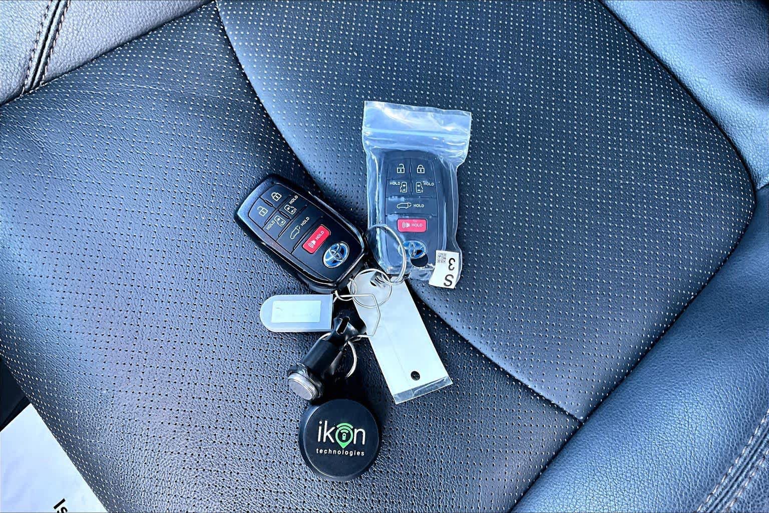 Used 2025 Toyota Sienna Platinum FWD image 15