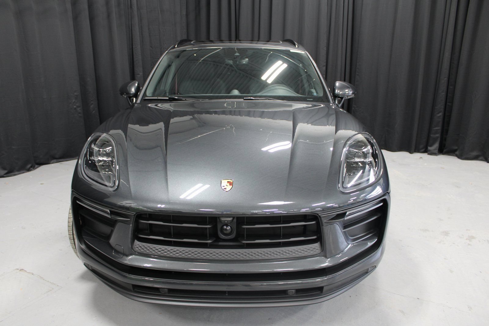 Certified 2025 Porsche Macan AWD/4WD image 12